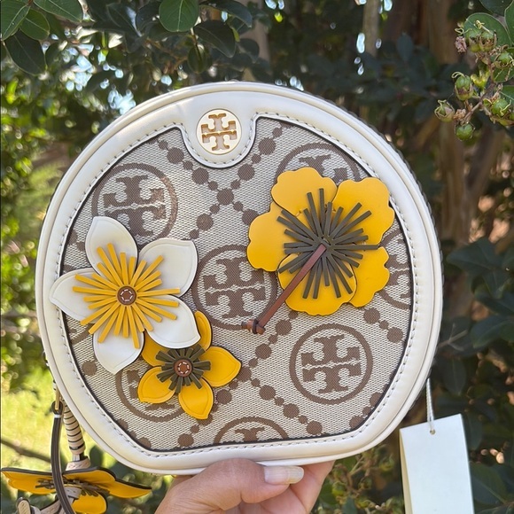Tory Burch Handbags - NWT Tory Burch Yellow and White Floral Circle Bag